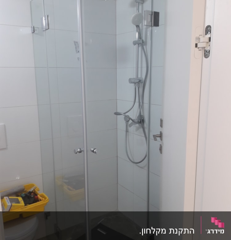 מקלחון זכוכית עם ראש מקלחת וכיור